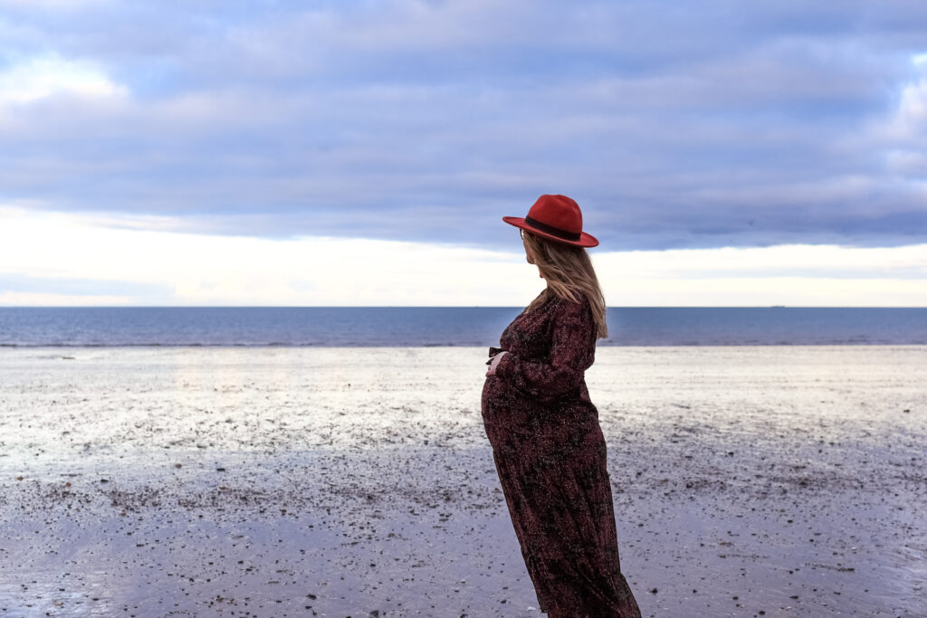 Future maman photo sur la plage coucher de soleil