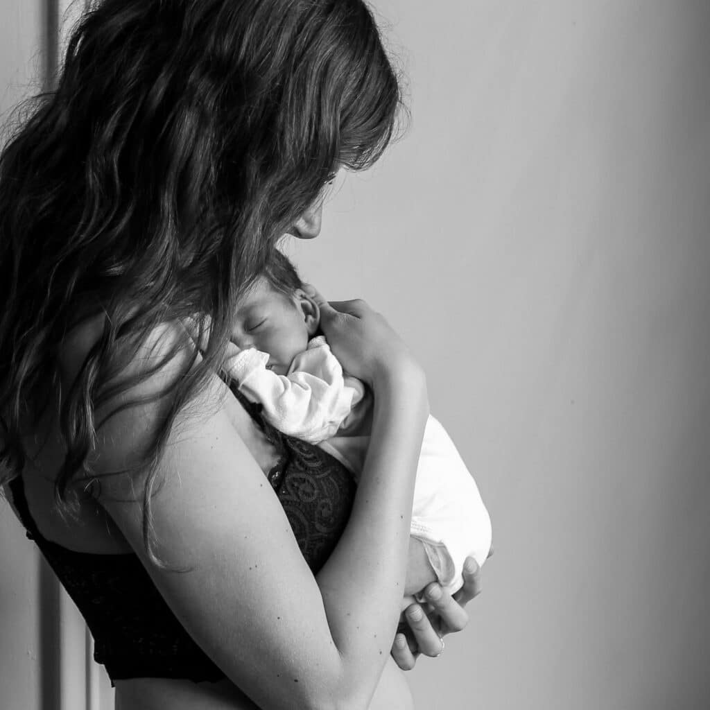 photo nouveau né peau à peau avec maman